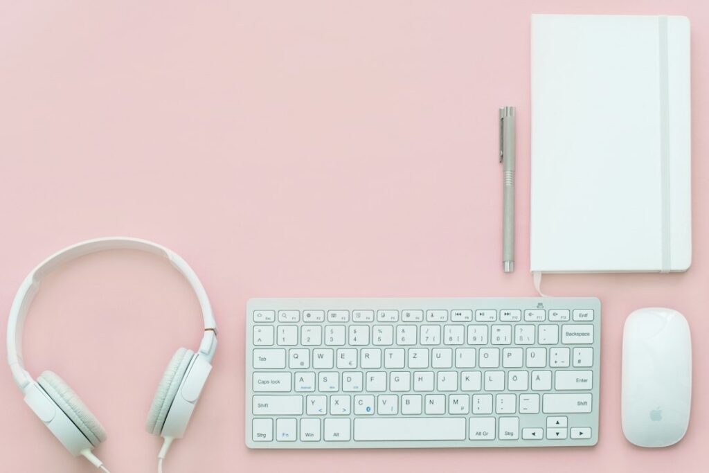 Dispositivos y accesorios electrónicos sobre una mesa